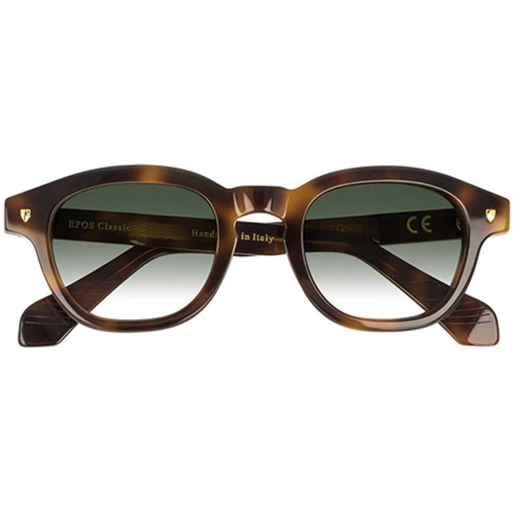 Las gafas de sol Epos Otello de acetato marrón con lentes degradadas en verde son lujosas y de gran estilo para un hombre clásico y refinado que ama la sastrería y los objetos de alta calidad.