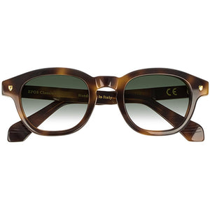 Las gafas de sol Epos Otello de acetato marrón con lentes degradadas en verde son lujosas y de gran estilo para un hombre clásico y refinado que ama la sastrería y los objetos de alta calidad.